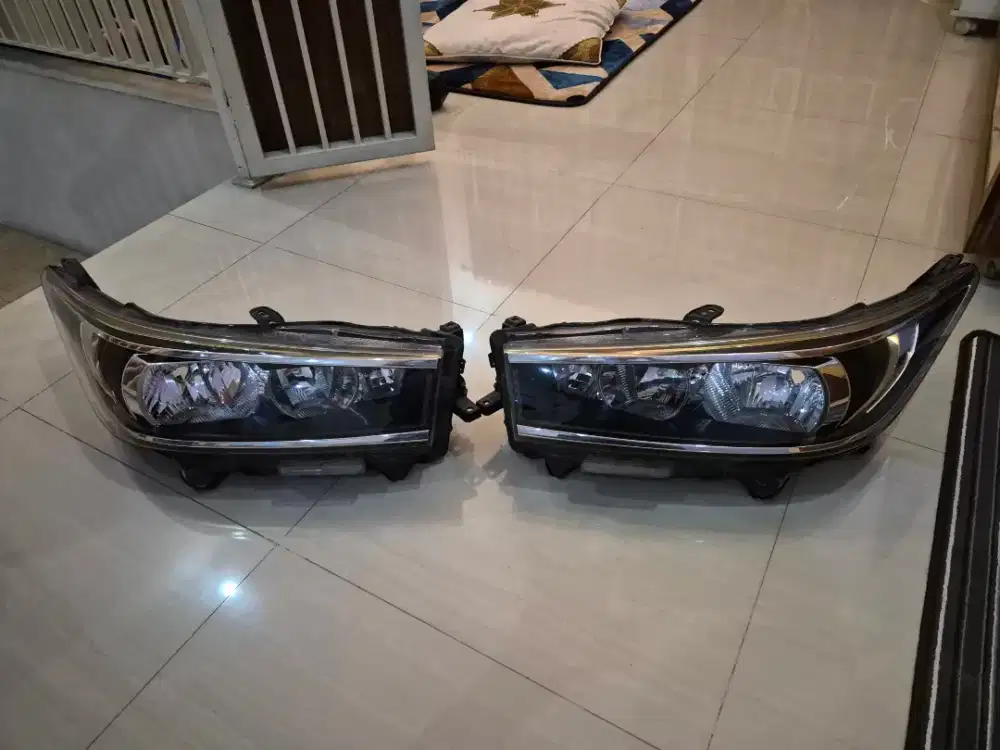 Jual sepasang headlamp innova reborn tipe G bekas