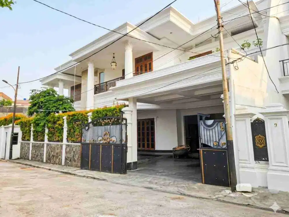 Rumah Kebayoran Baru Siap Huni Dengan Kolam Renang