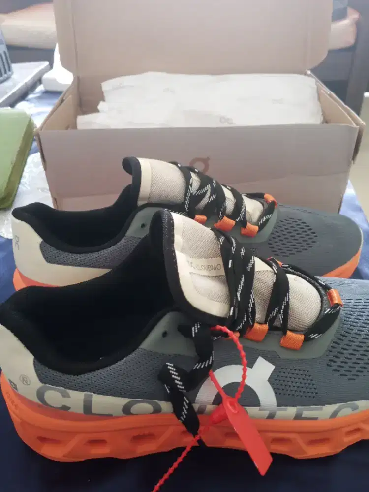 Sepatu Olahraga OC baru size 44 (43 masuk)