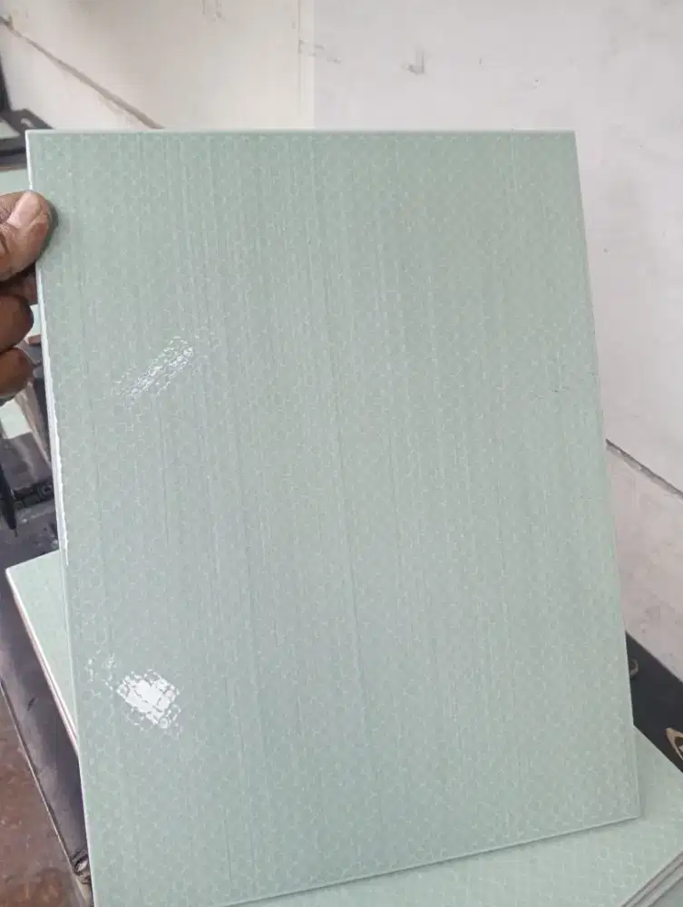 Di jual keramik baru harga murah kw1 merk platinum UK 25x33