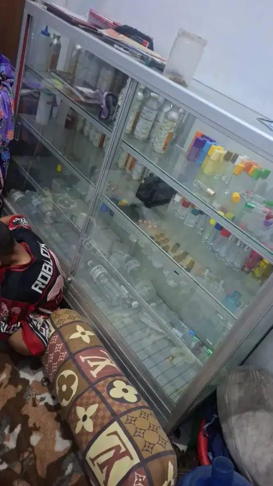 Etalase Jualan Kue, Parfum