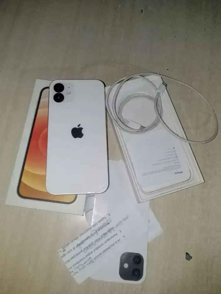 iPhone 12 putih