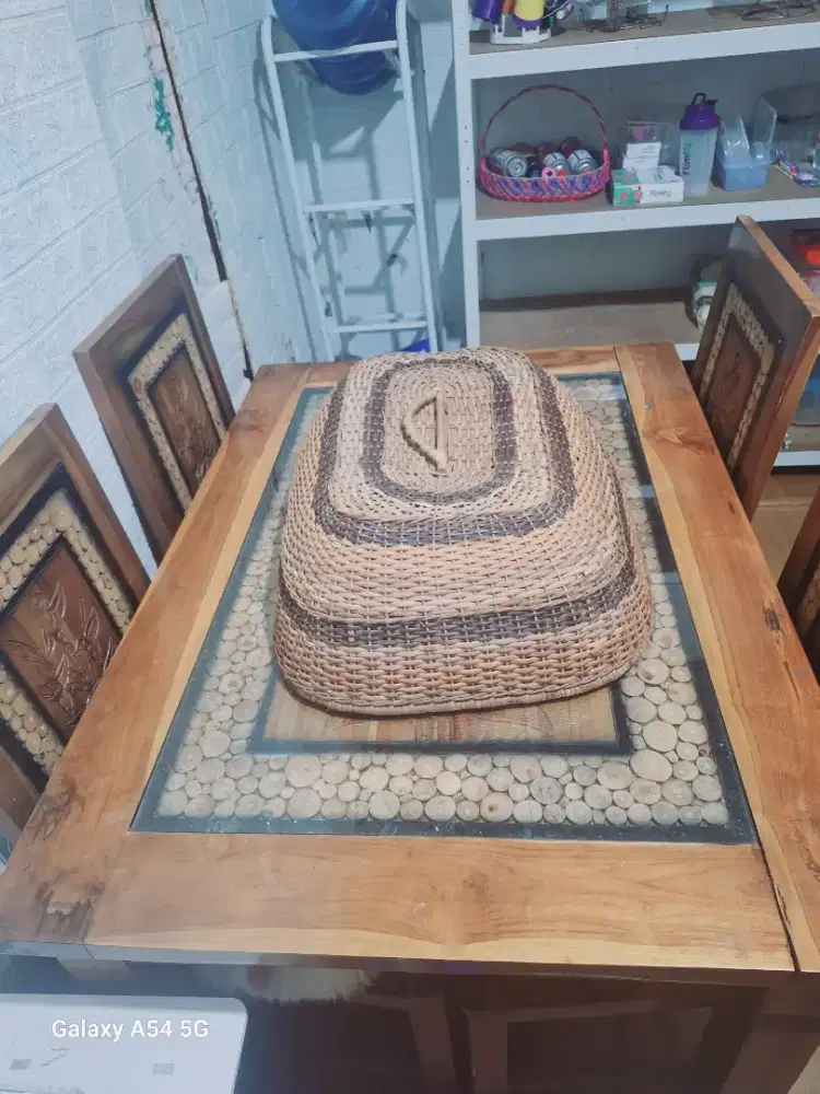 Di JUAL 3 BARANG meja mkn.. lemari baju.. dan lemari rias 1.7