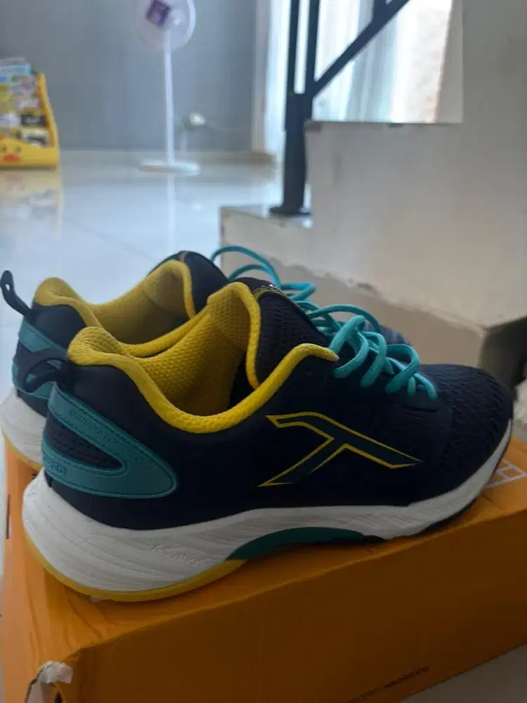 Jual sepatu badminton hundred hypercourt