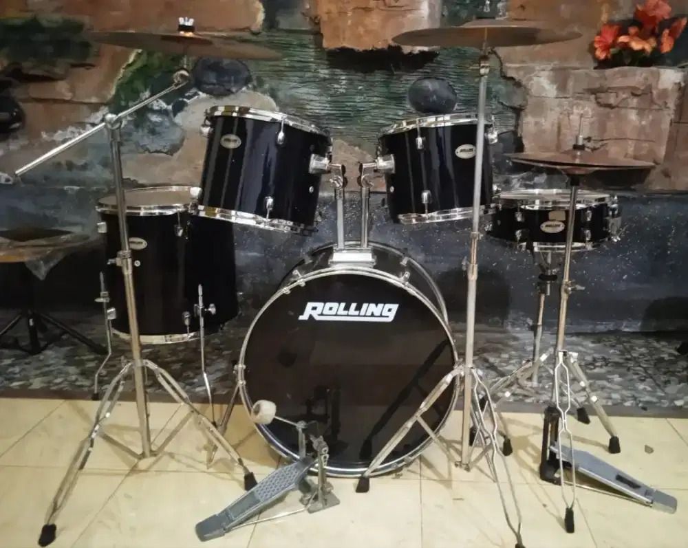Drum Rolling hitam plus simbal