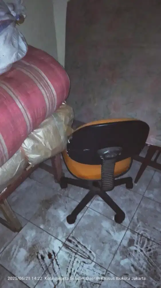 etalase kaca + kursi