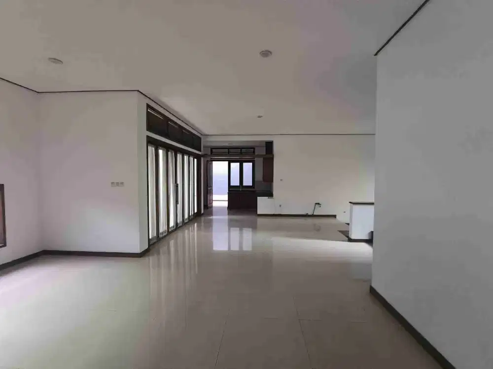 Disewakan Rumah Luas 2 lantai di Batununggal cocok untuk Tempat Tinggal atau Kantor
