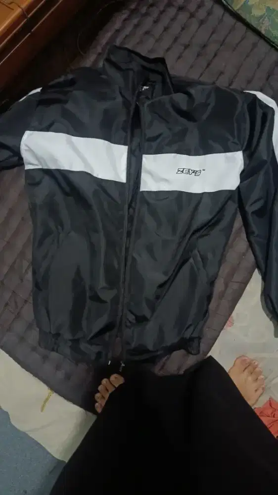 Jaket track hitam putih