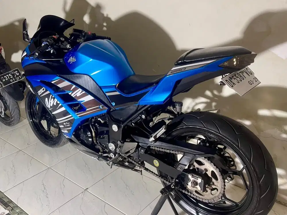 Kawasaki Ninja 250 fi 2 silinder  baca deskripsi