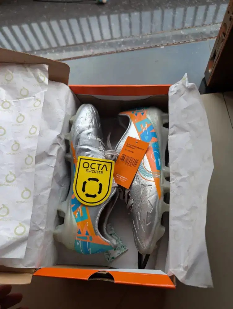 Sepatu bola Ortus ori