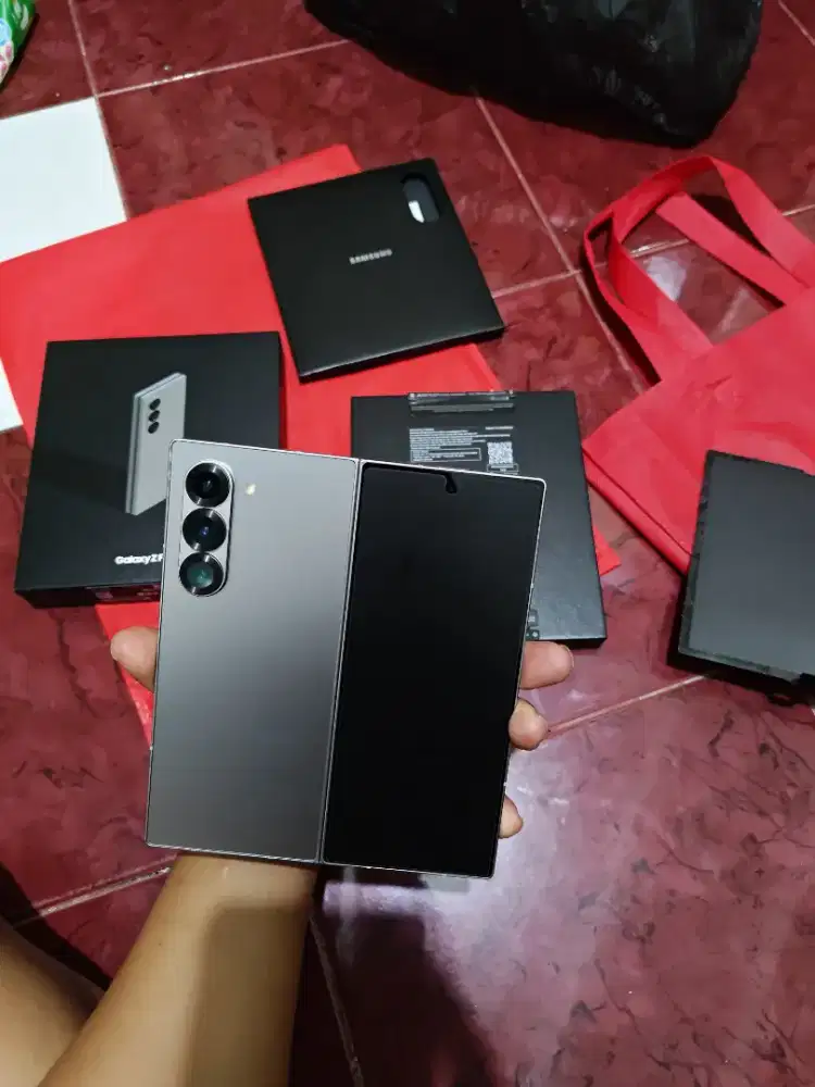 Samsung Galaxy Z Fold 6 12/256 GB Resmi Mulus Minus Tompel Sesuai Foto