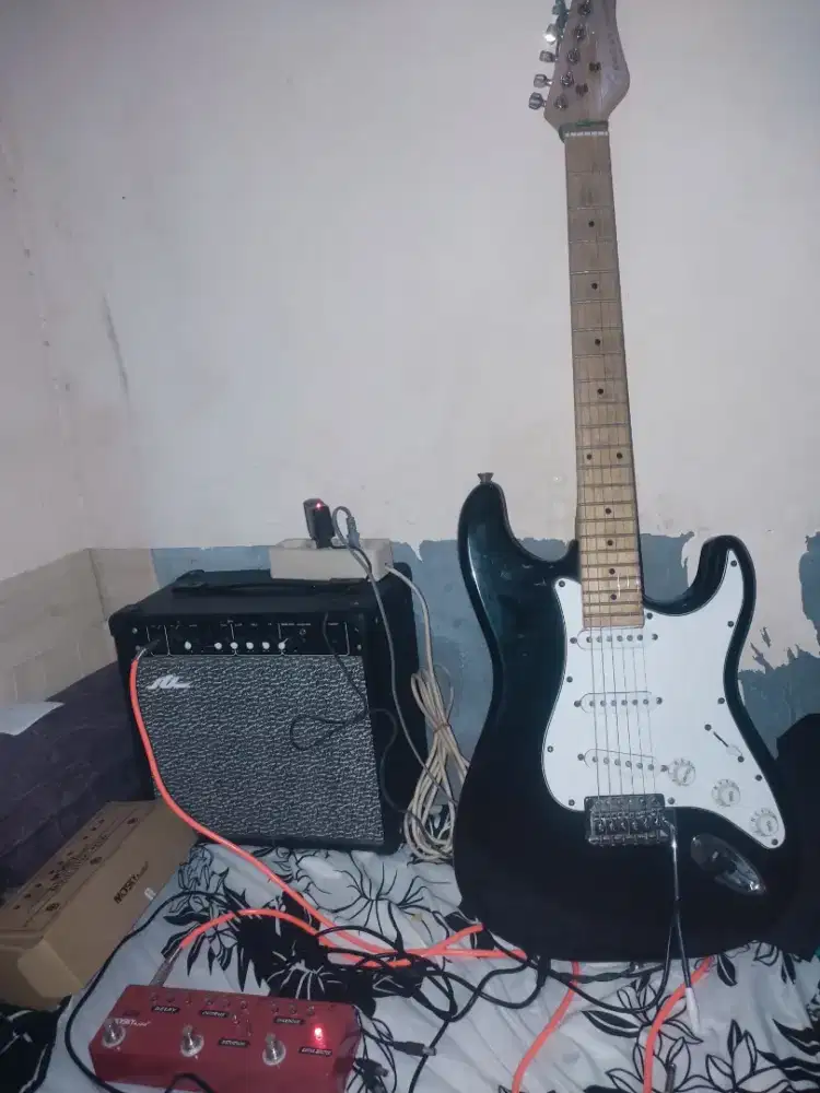 Gitar Stratocaster + ampli(bonus)