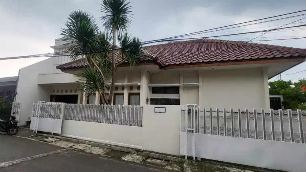 Disewakan rumah strategis pinggir jalan 2 mobil di Pancoran Jak Sel