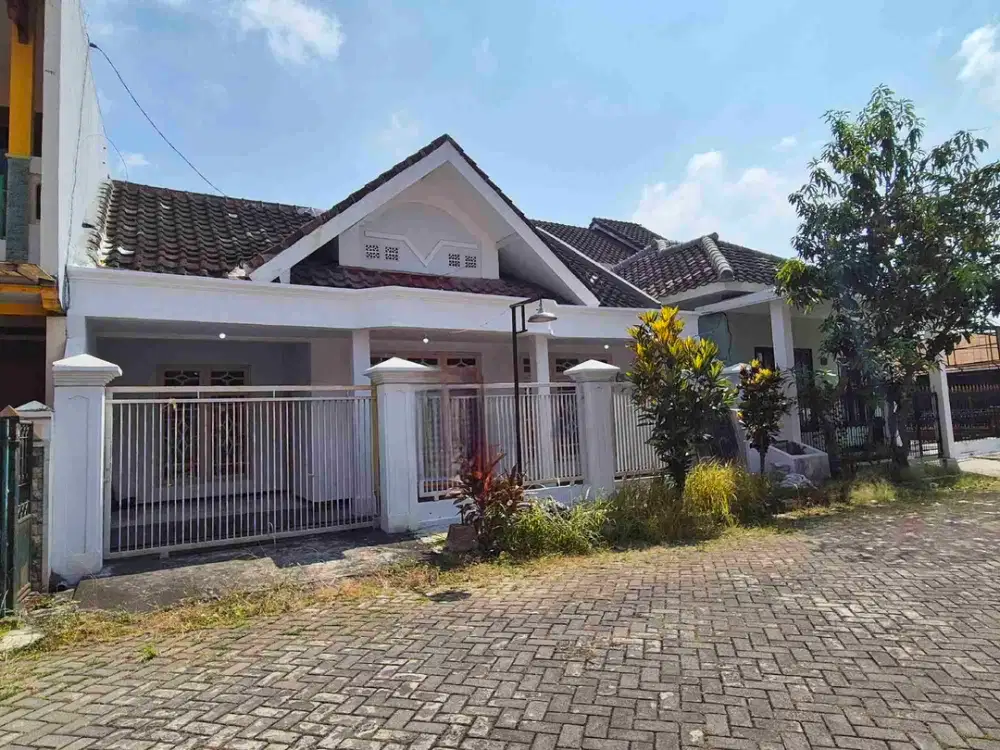 Rumah Bagus Lokasi Nyaman Area Perumahan Poros Jalan Sulfat Blimbing