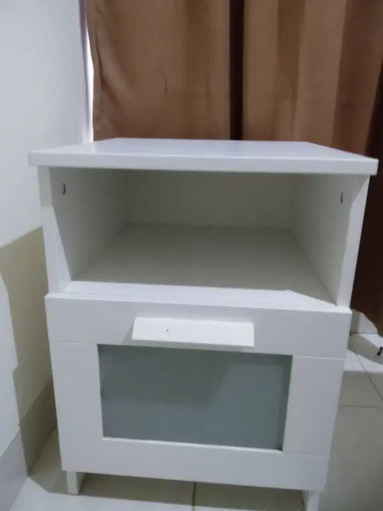 Nakas putih merk IKEA