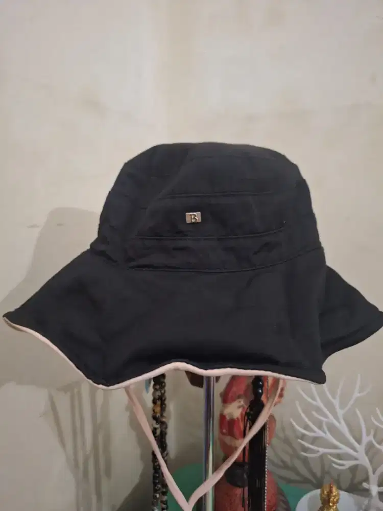 Topi branded 
Bally topi pantai black hat 
Limited edition 
Barang ter