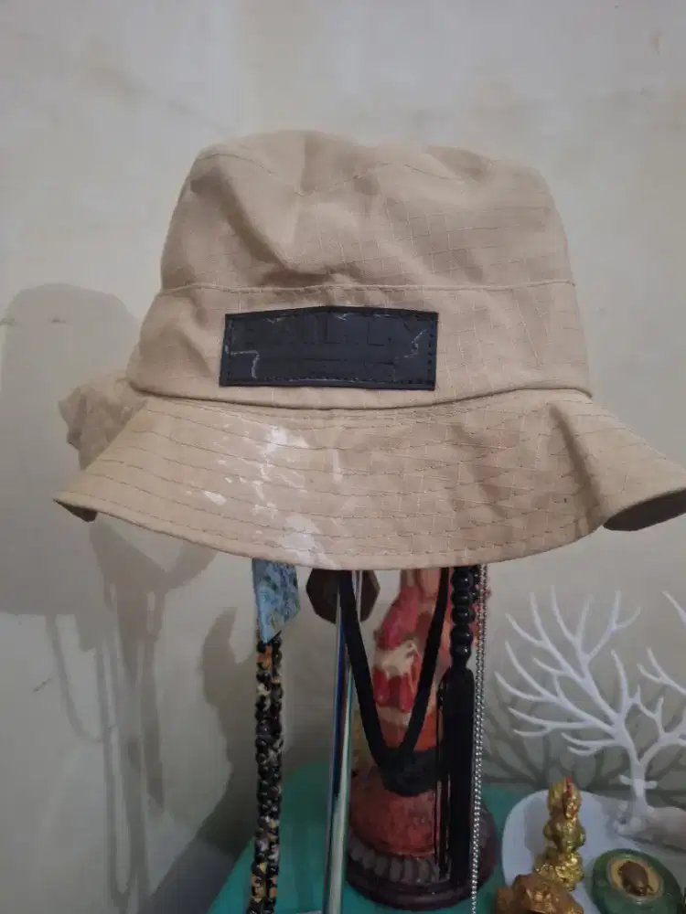 Topi branded 
Bally warna krem 
Limited edition 
Barang terawat 
Pemak