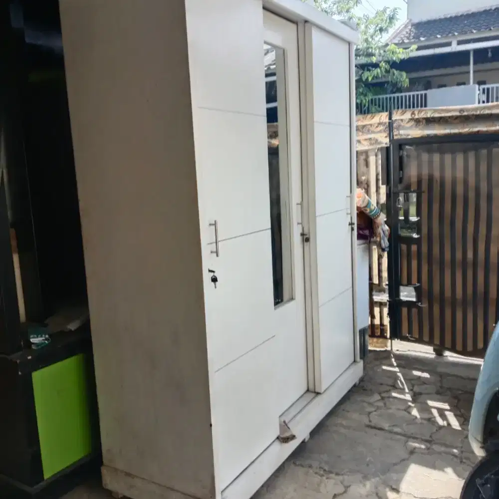 Lemari baju bekas 3 pintu