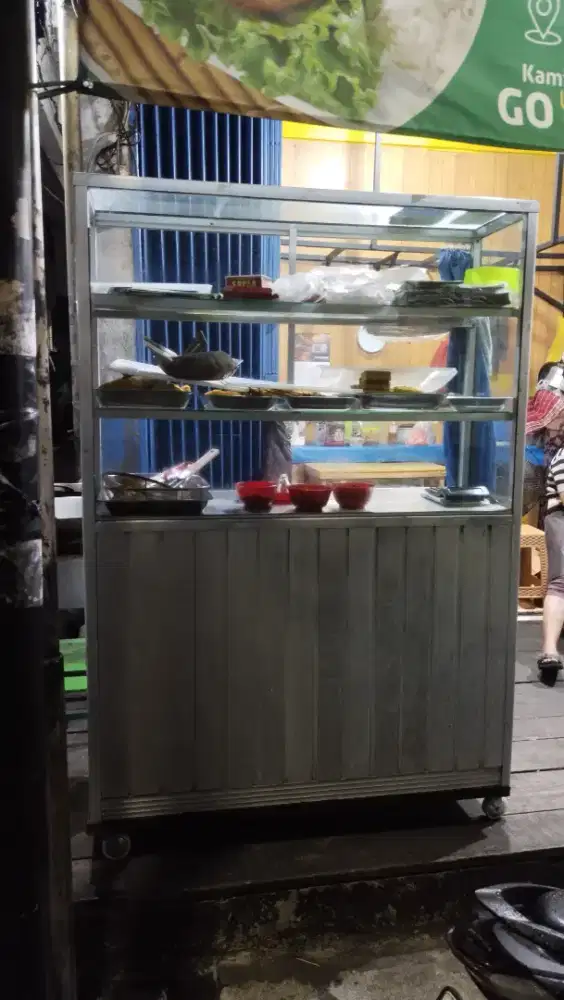 Etalse kaca dengan roda bisa didorong dan ada laci pengucinya