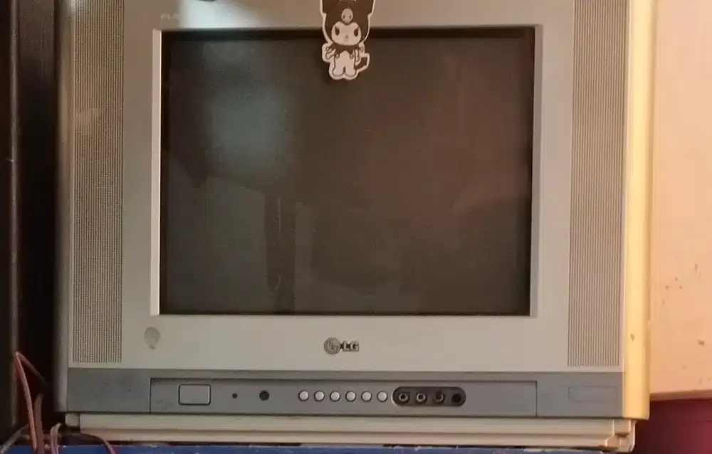 Di jual tivi tabung 15 in merek  Lg daripada gak kepake