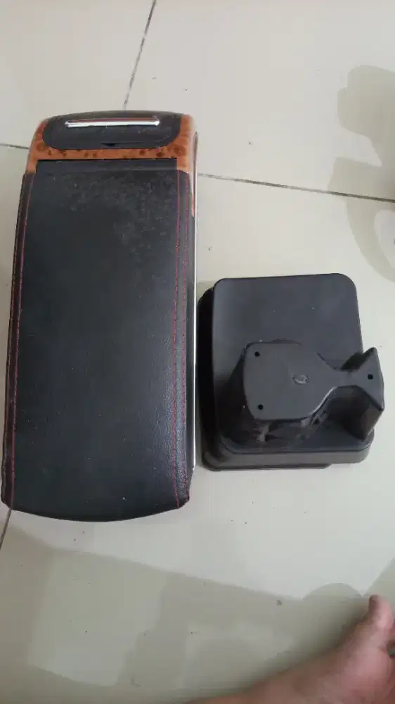 Sandaran tangan mobil Terios 2019