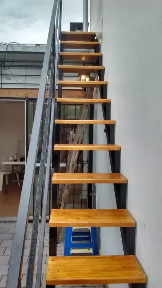 Tangga Rebah Pijakan Kayu