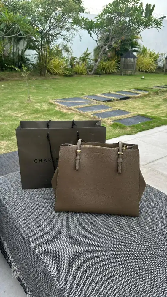 Totebag Charles & Keith Army