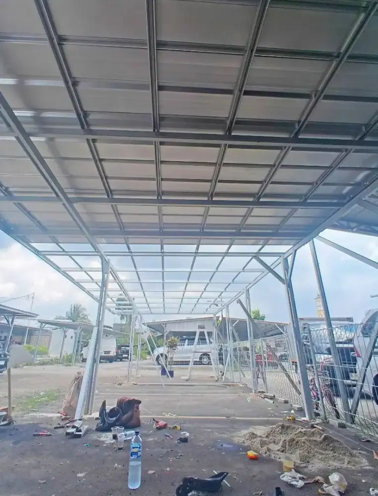 Tukang pasang baja ringan