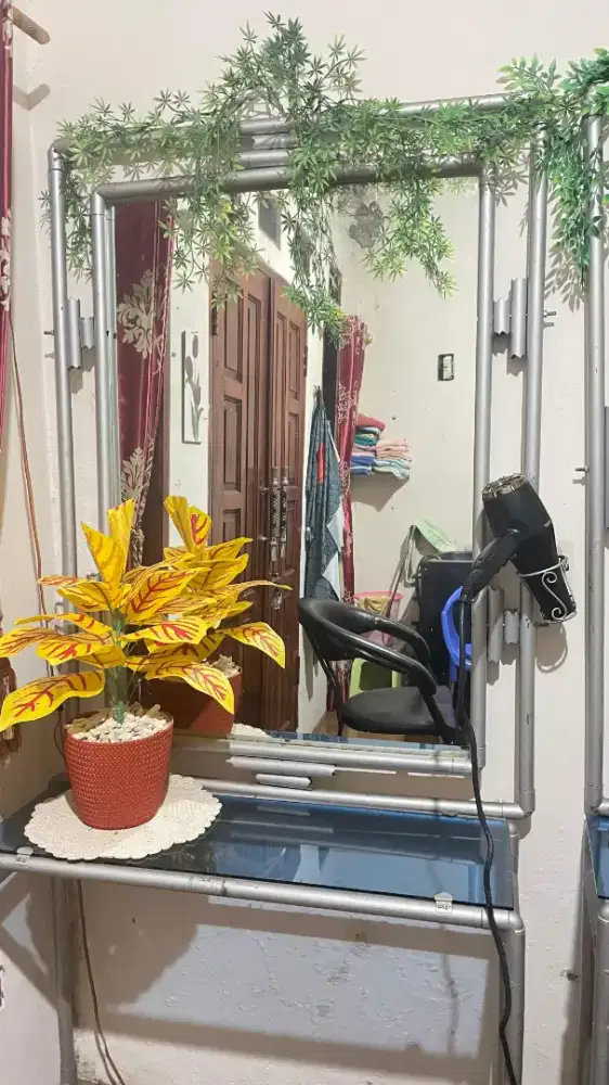 SATU SET KACA DAN MEJA SALON (Bekas)