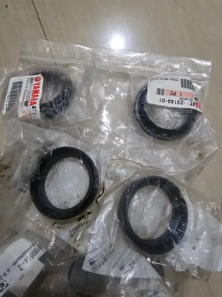 Seal  dan dust shock fork depan yamaha R1 (bisa buat ducati)