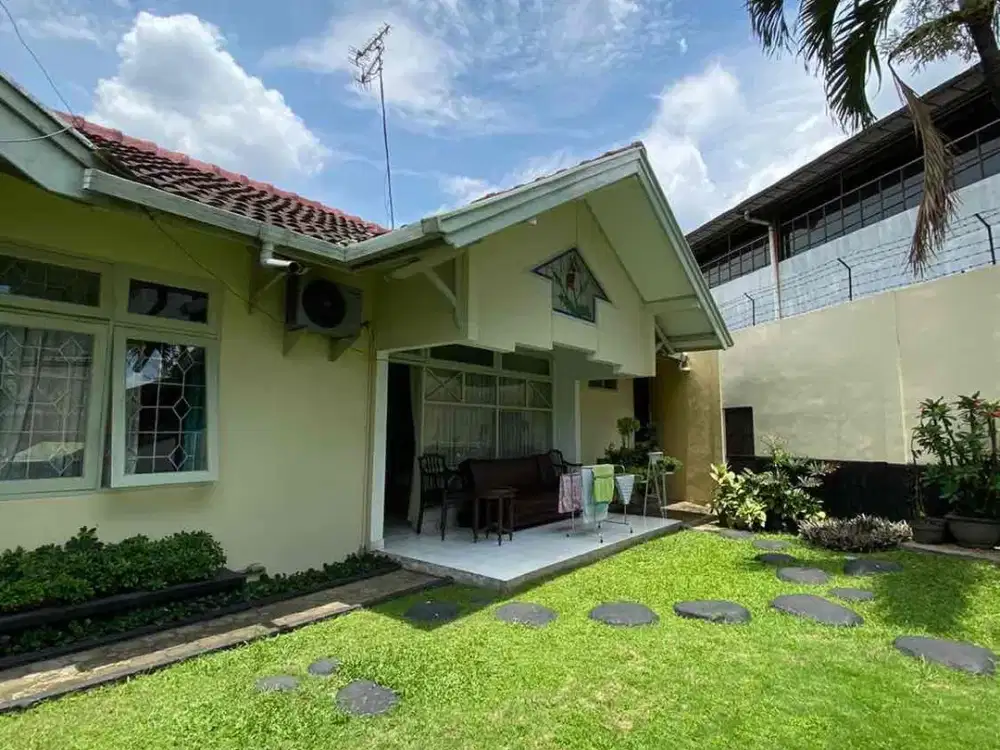 RUMAH TERAWAT HARGA MENDEKATI NJOP HALAMAN LUAS DI JL JUPITER MARGAHAYU RAYA