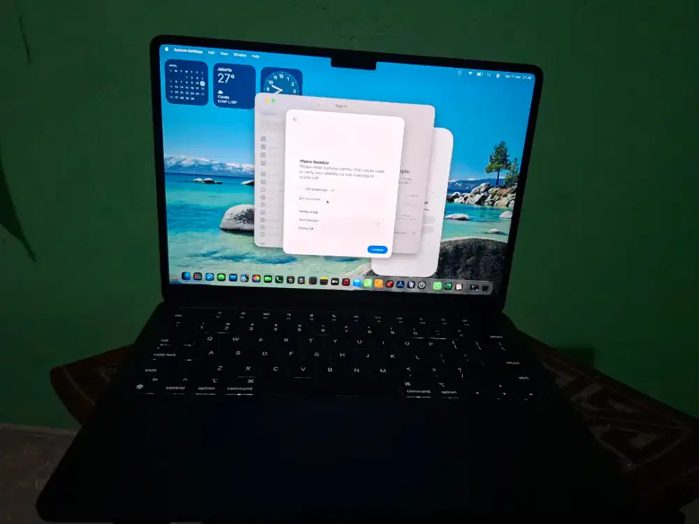 Laptop macbook m2 baru dua bulan