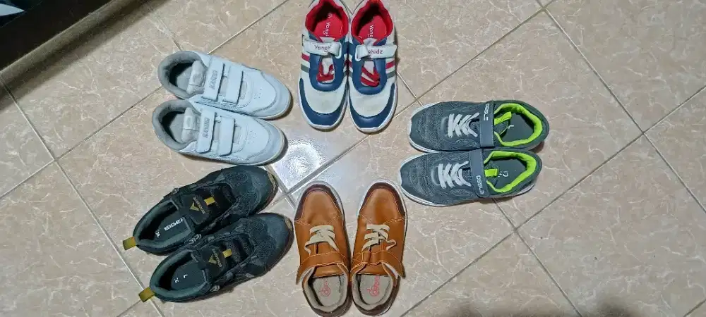 Sepatu anak bekas