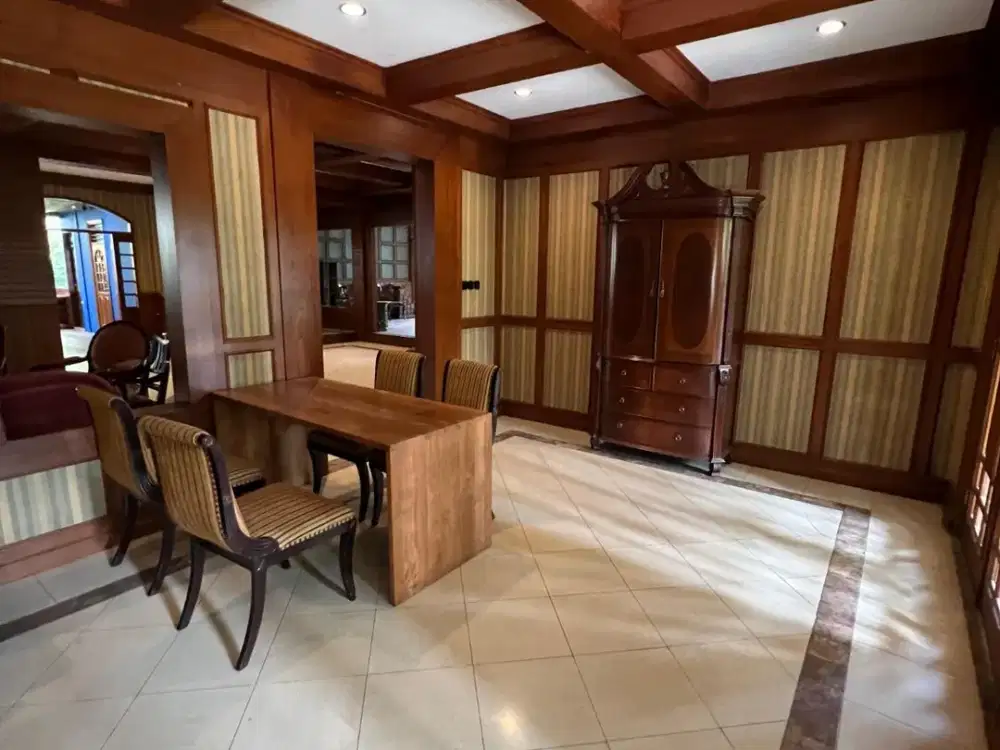 DIJUAL RUMAH & LAHAN LUAS ADHYAKSA LEBAK BULUS – LT 2.700 m², DALAM KOMPLEK TENANG, ADA 2 RUMAH + MULTI FUNCTION HALL