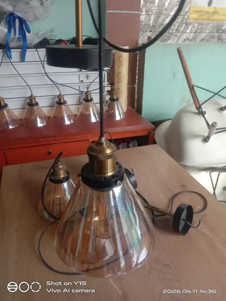 Jual lampu lampu gantung warna kuning bekas kafe