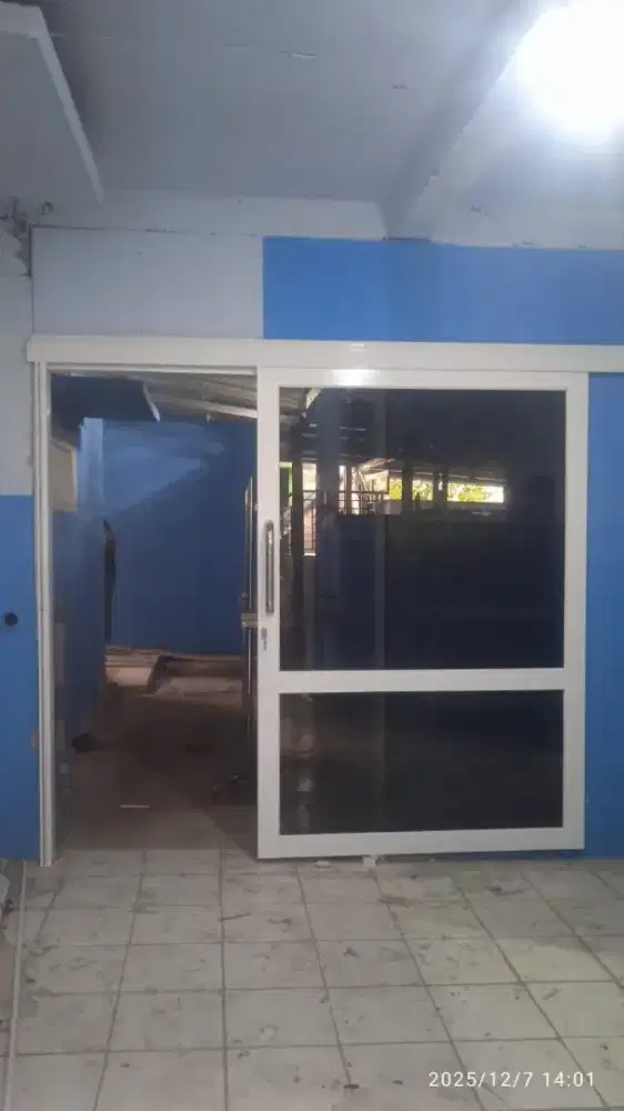 Pintu geser aluminium jumbo T220cm L150cm hrg terpasang 3,2 jt / unit
