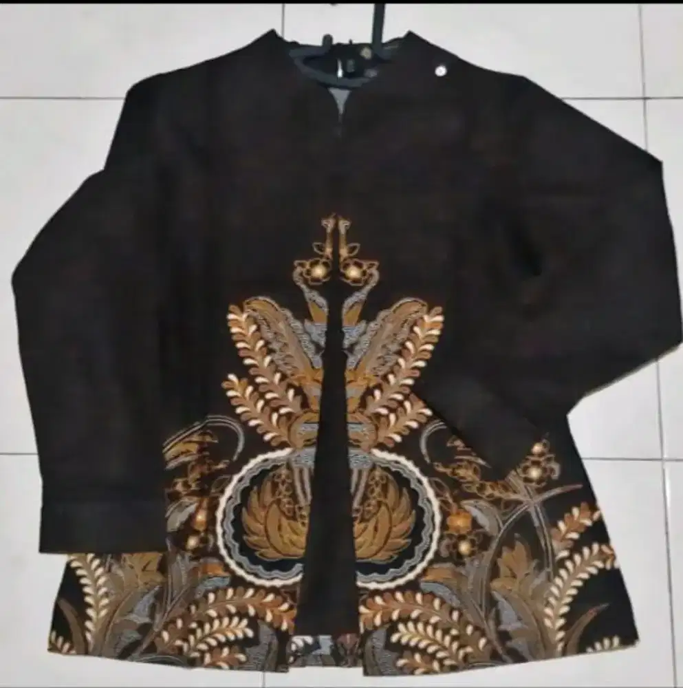 Batik Pria Hitam Elegan – Outer Modern Motif Klasik