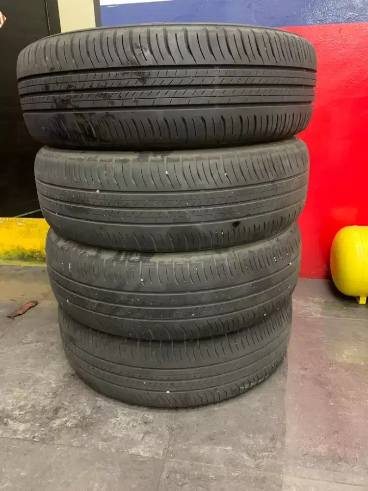 Jual ban mobil 4 pics masih sangat bagus