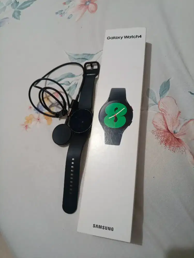 Samsung Watch 4 + box