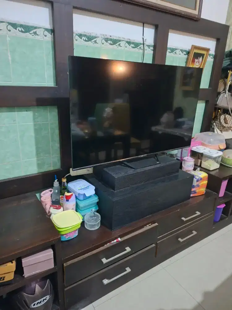 Lemari meja tv dengan hiasan dinding kayu jati