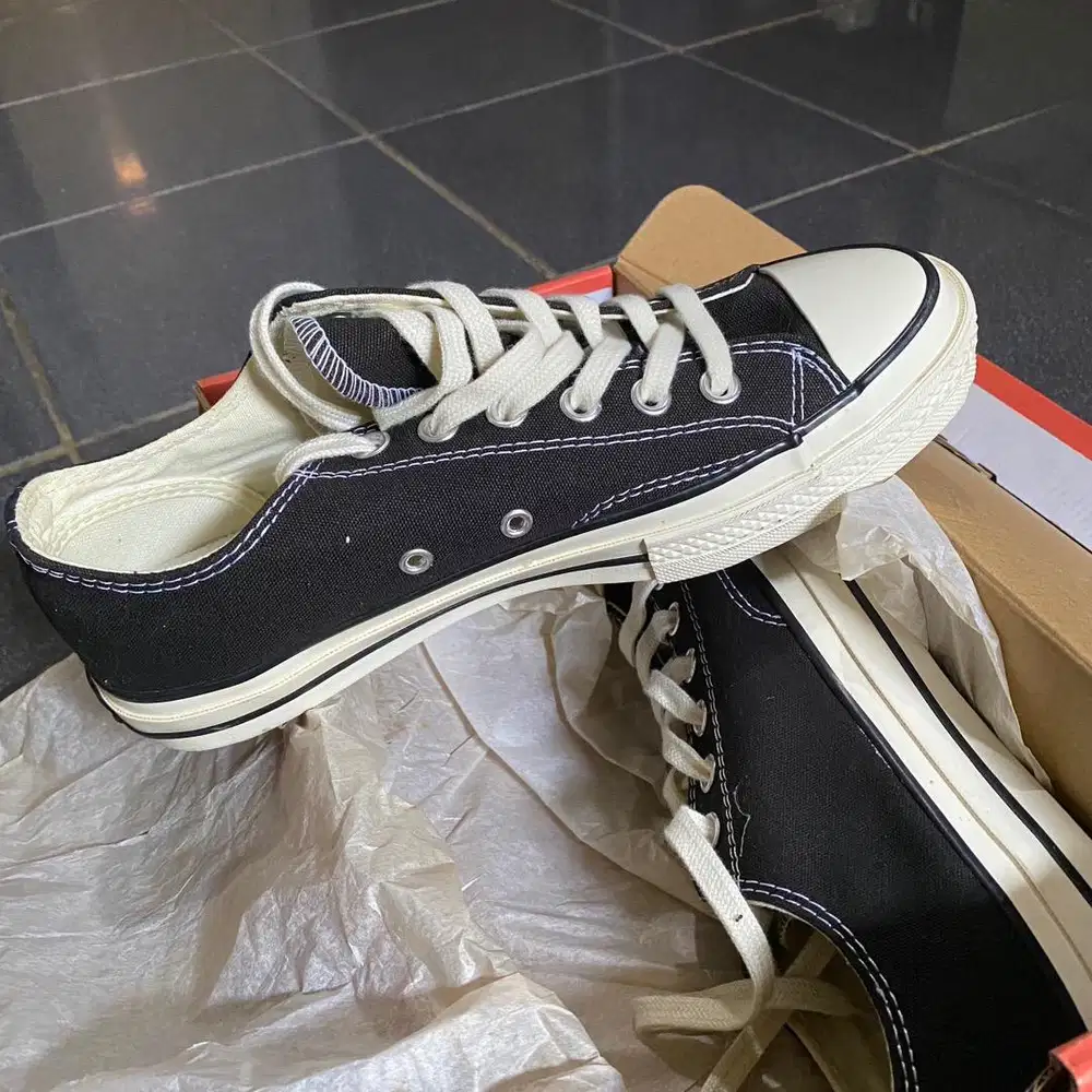 Di jual sepatu converse size 41/baru