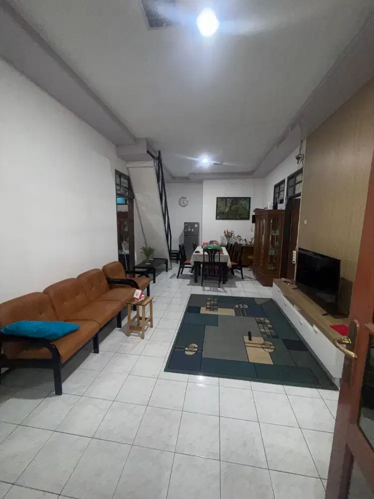 DIJUAL RUMAH 2 LANTAI + LAPANGAN BADMINTON PRIBADI — BANDUNG KOTA