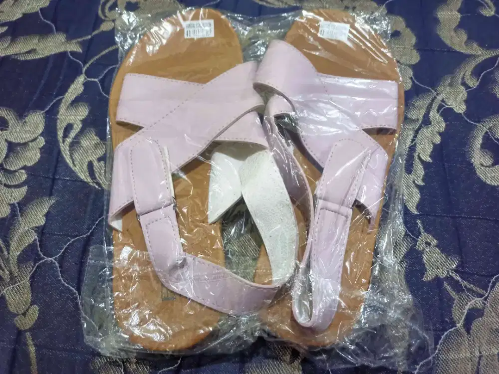 Sendal sepatu tanpa hak