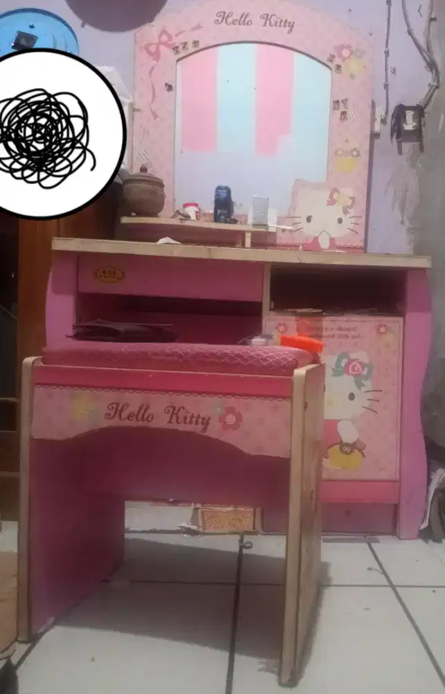 Meja rias dan bangku minusnya laci ga ada