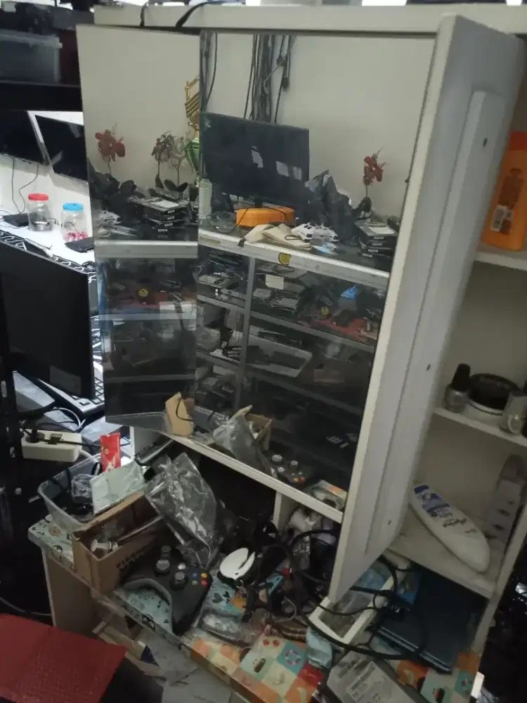 Lemari atau meja rias