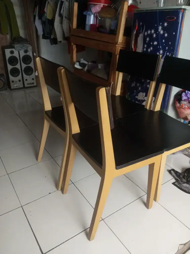 Dijual bangku 4 + meja