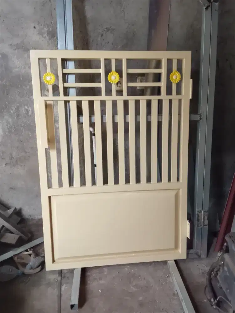 Pintu besi dan aluminium