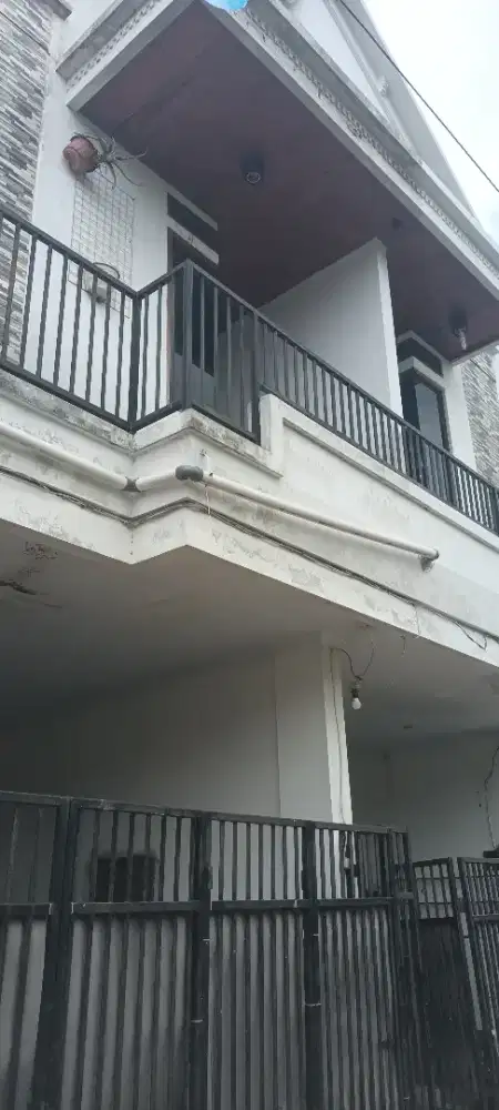 Disewakan per 6 bulan rumah di kelapa dua. Kebon jeruk