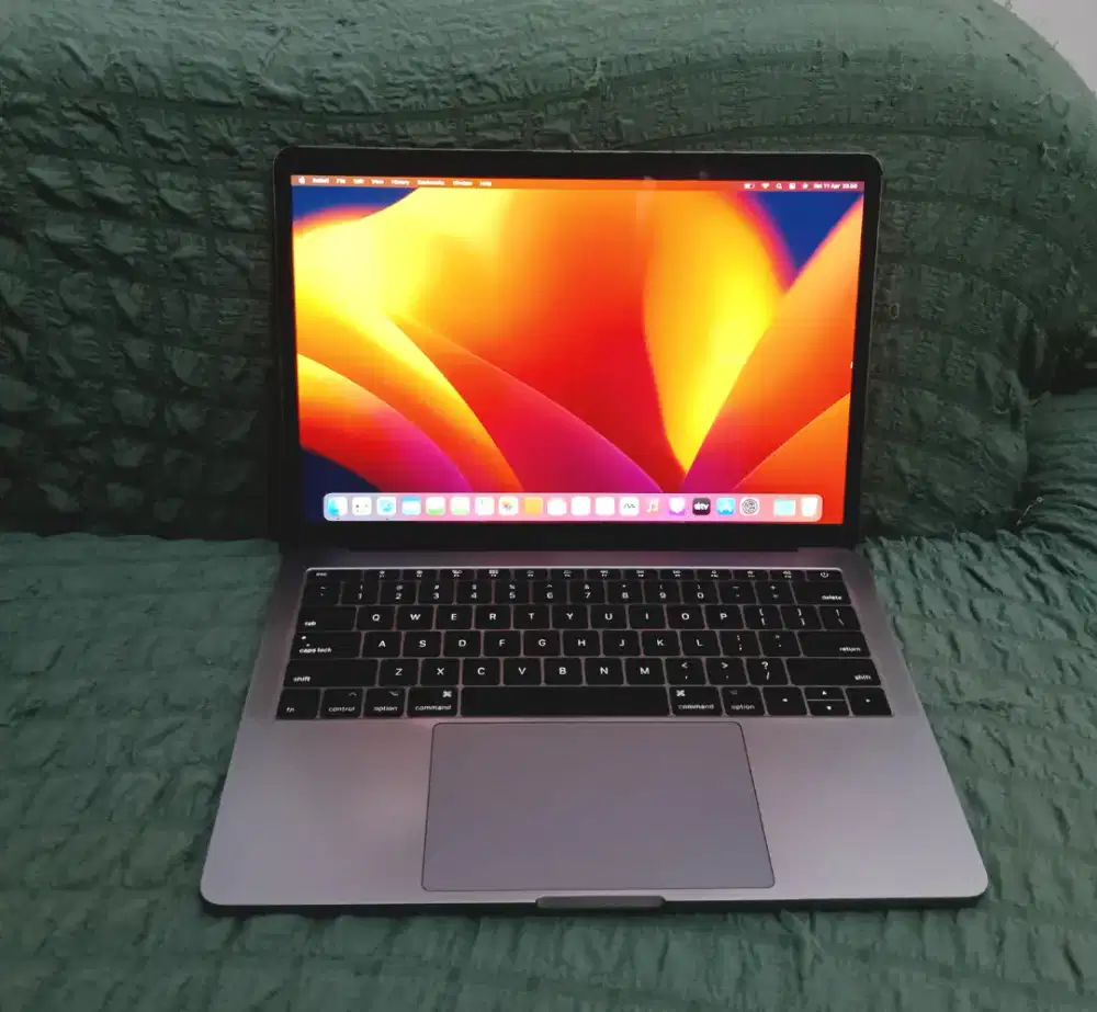Macbook pro 2017 Core i5/ 8gb/ 128gb SSD/ 13.3 siap kerja