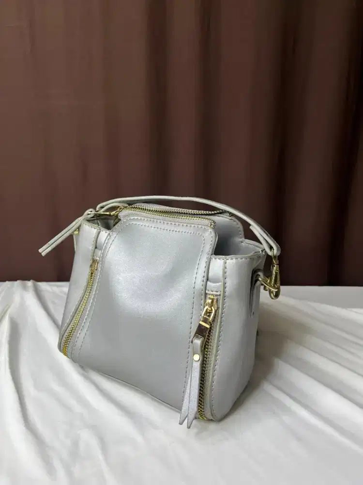 Les Femmes Gold Sling Bag Cool Light Grey Size 19x18cm Removable Chain